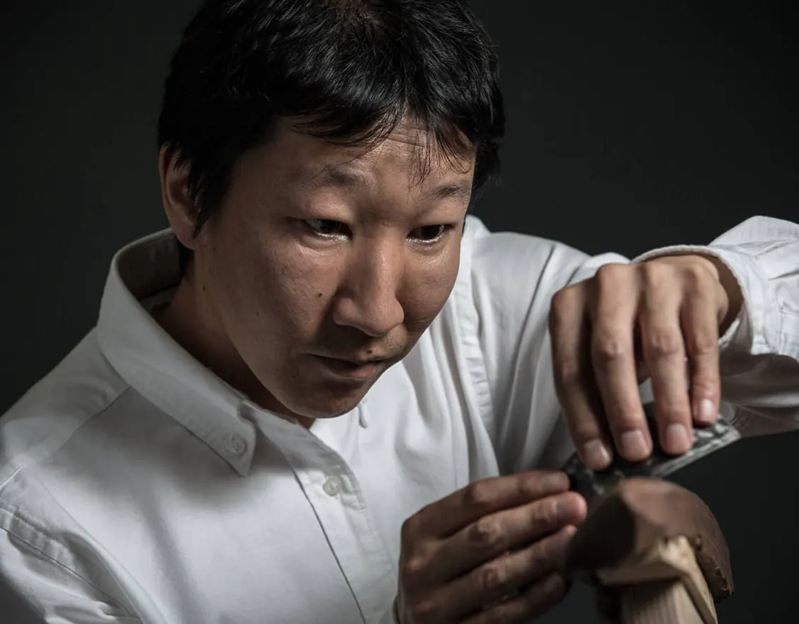 Un diseñador de Mazda modela a mano una pieza de arcilla